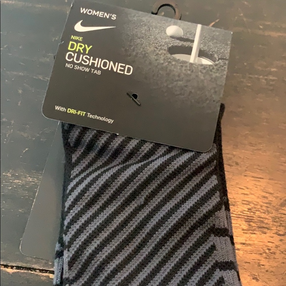 Nike Women’s Dry Cushion No Show Tab socks